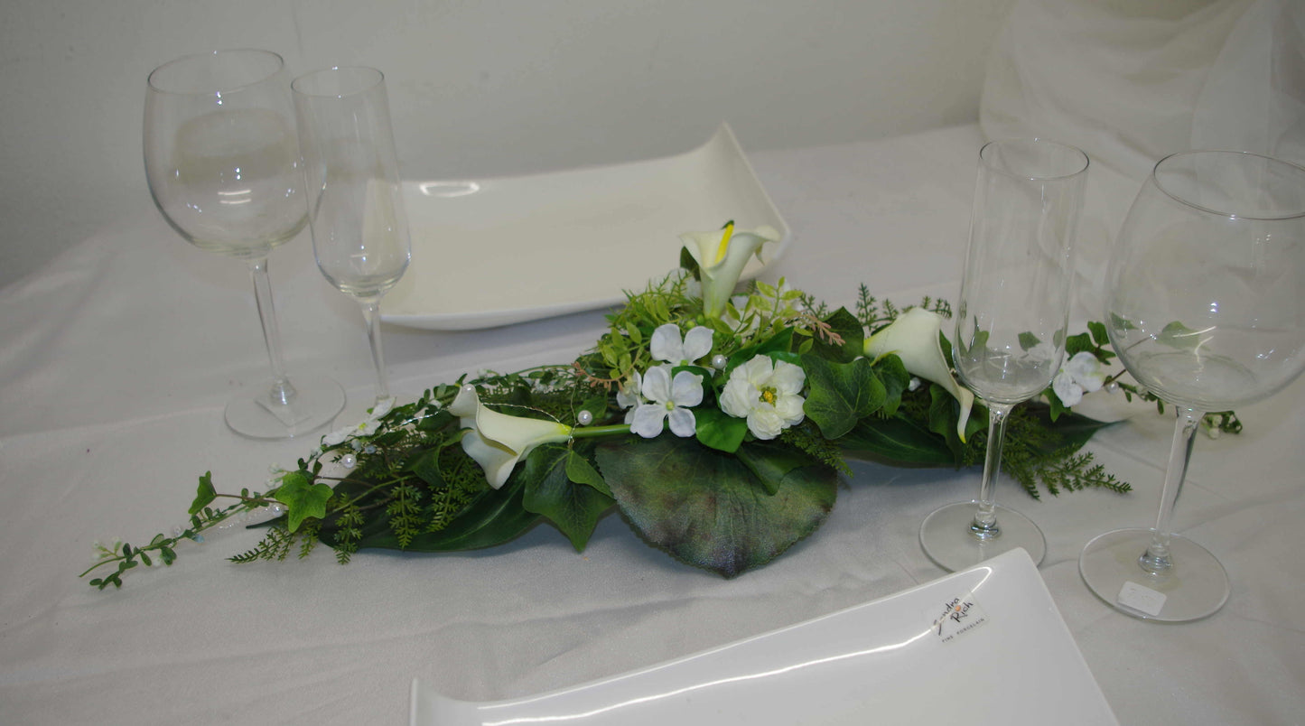 3016 Gesteck Callas mit vielen kleinen Blüten