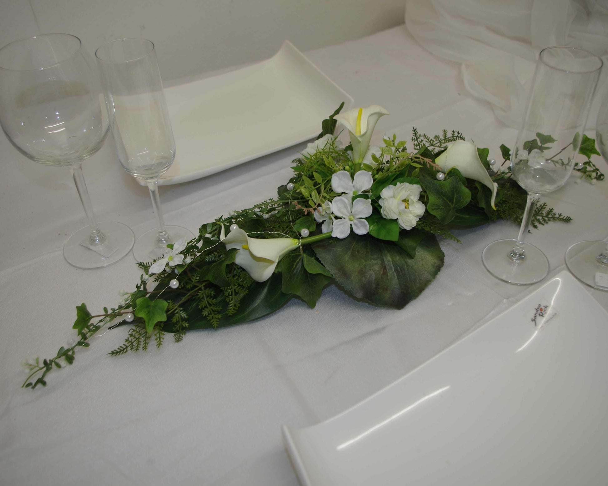 3016 Gesteck Callas mit vielen kleinen Blüten