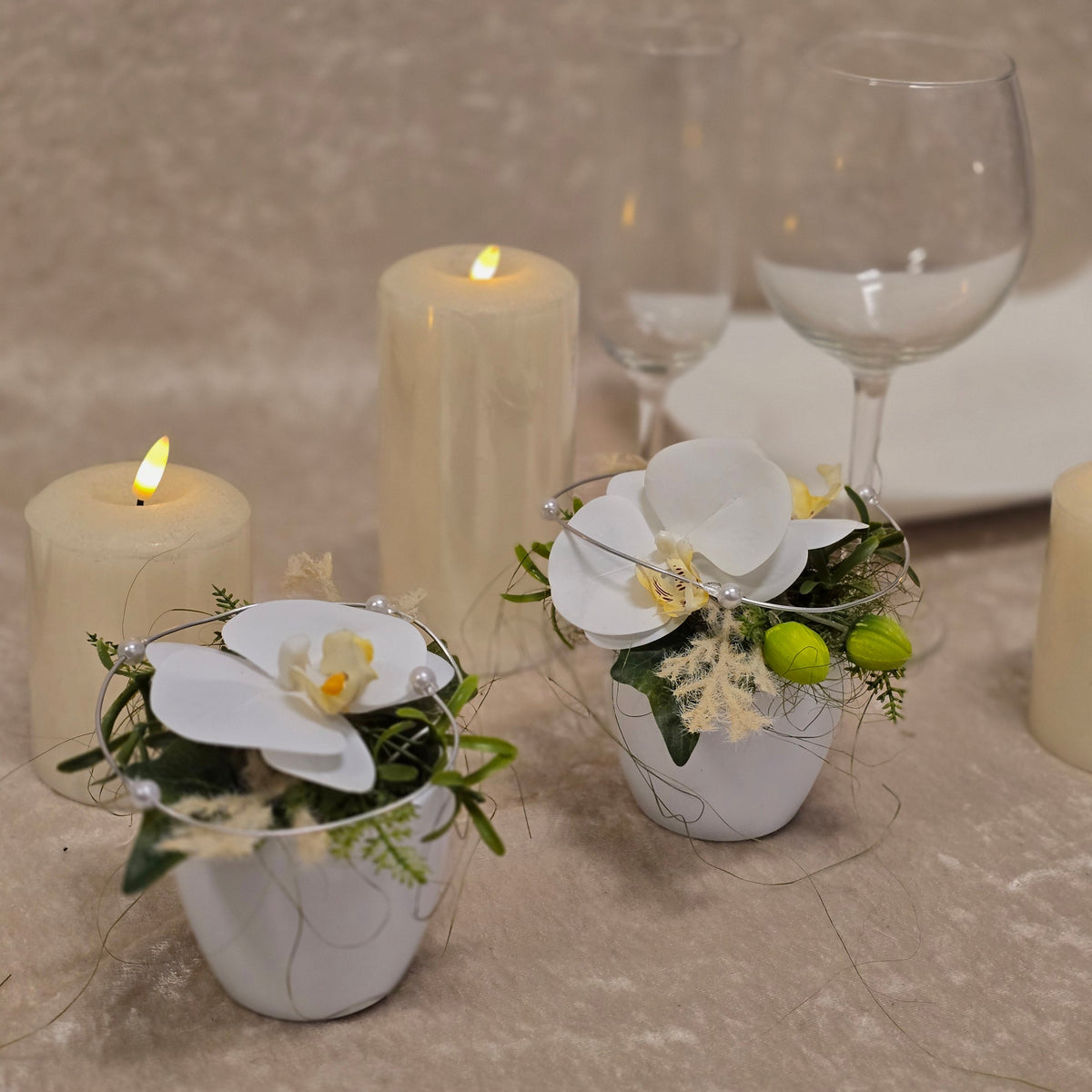 30352 kleiner Topf mit Orchideen, Ranken  und Perlen am Draht