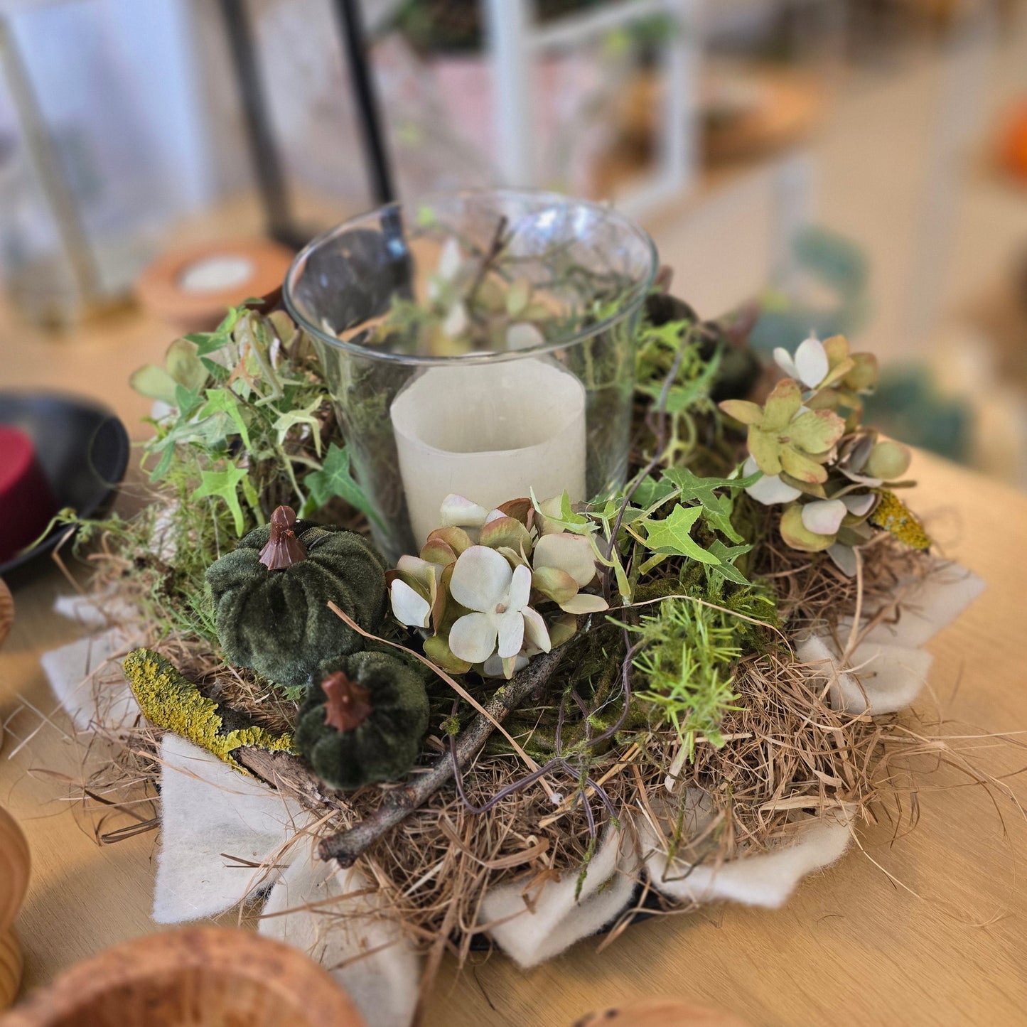 Heu Herbstkranz und Blüten und Windlicht  Natur