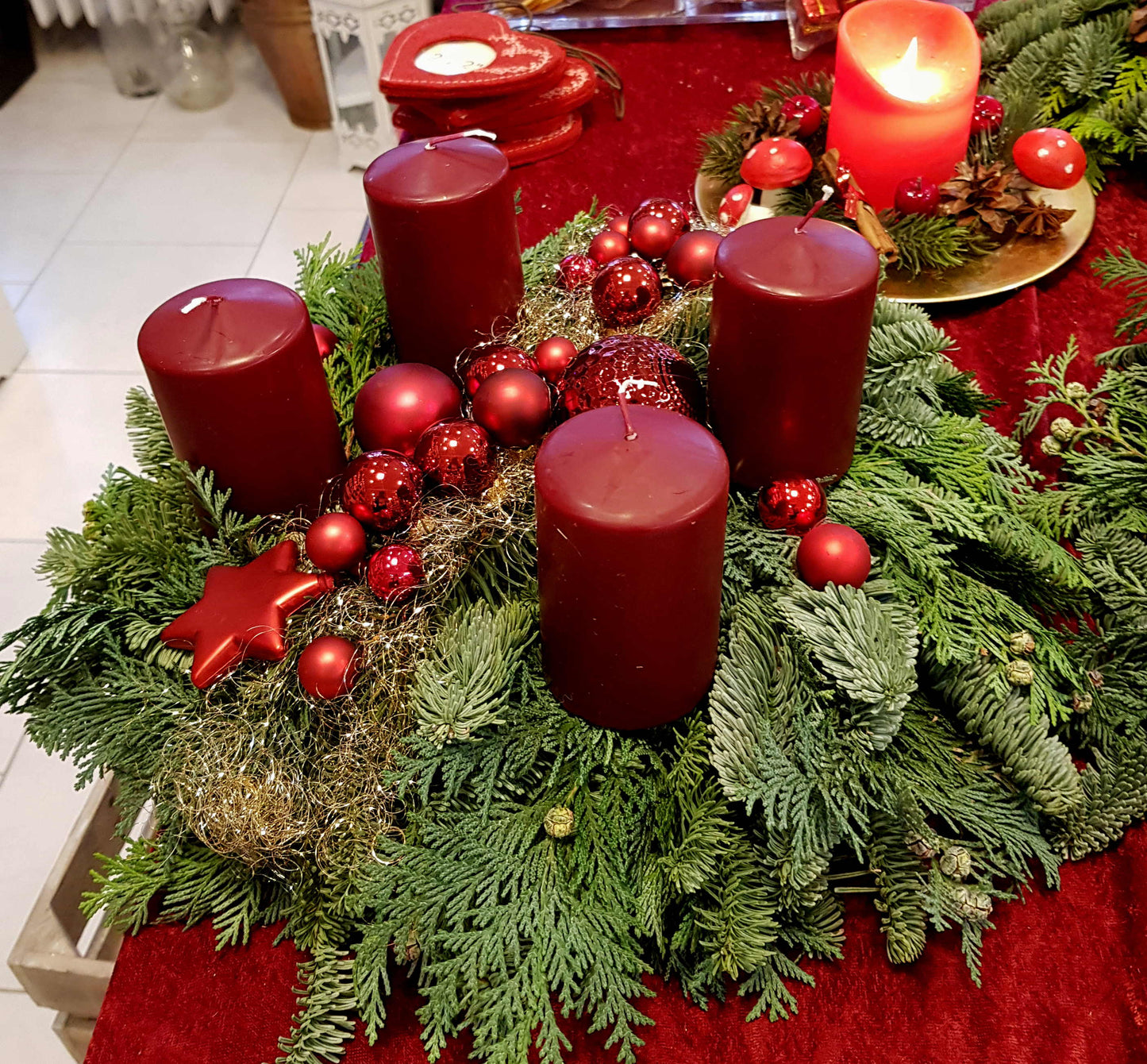 Adventskranz frisch Bordeaux mit Kugeln
