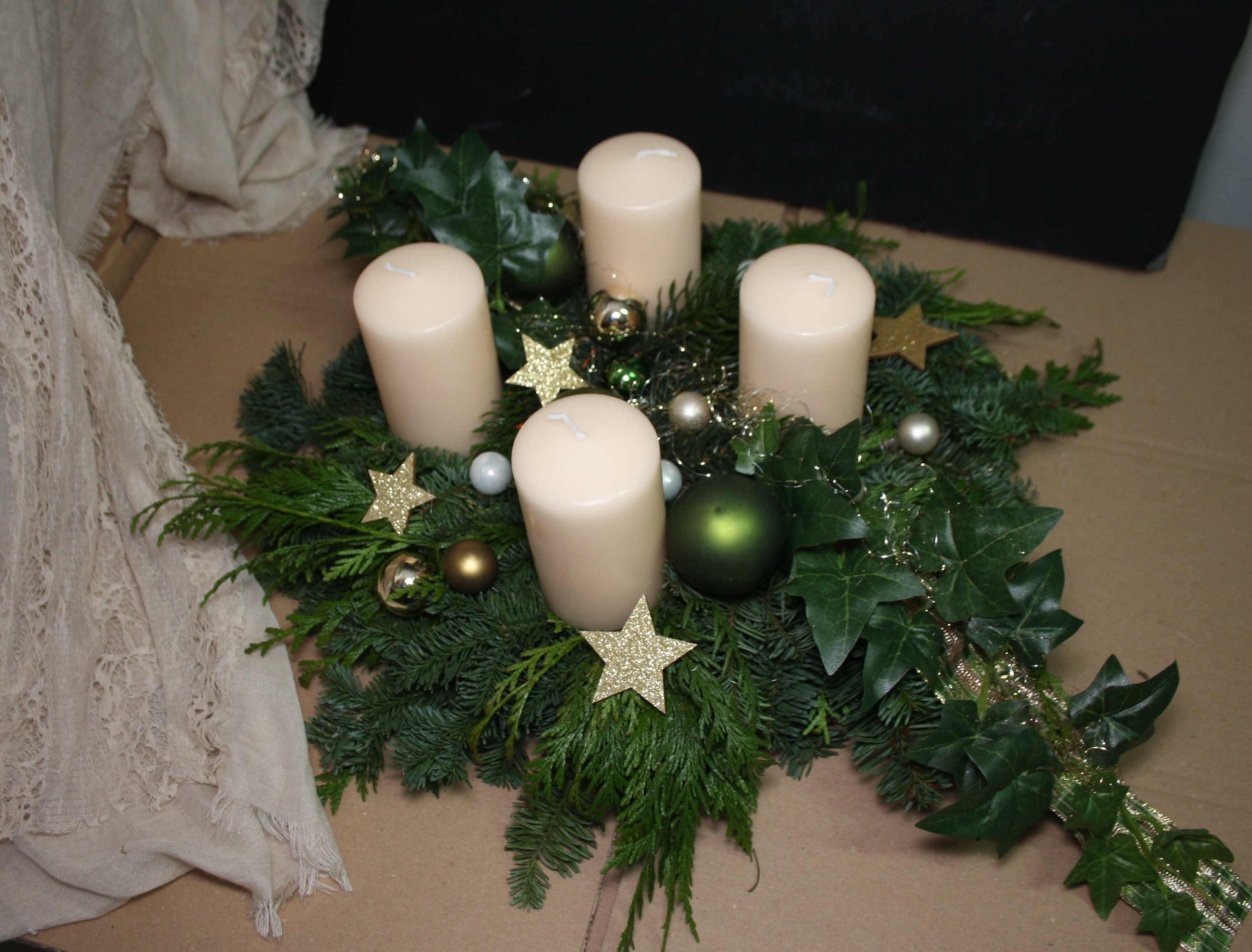 8009 Adventskranz modern mit Efeuranke