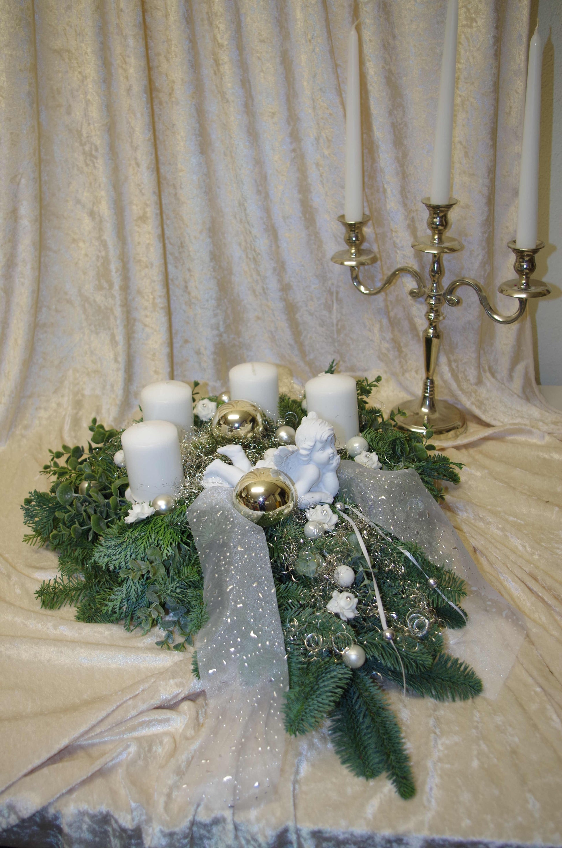 8009 frischer Adventskranz Engel weiss silber