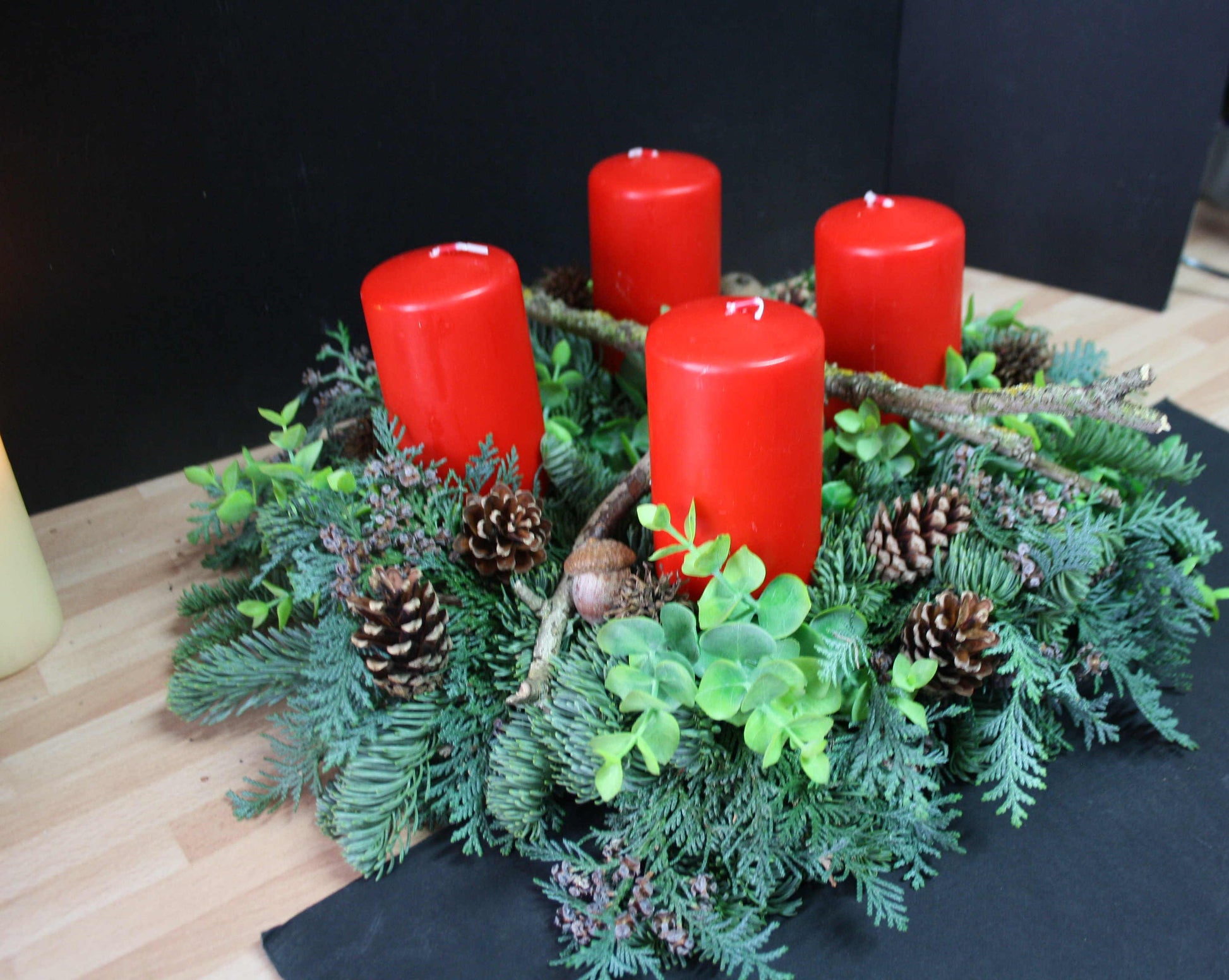 8007 Adventskranz frisch Eukalyptus und Zapfen