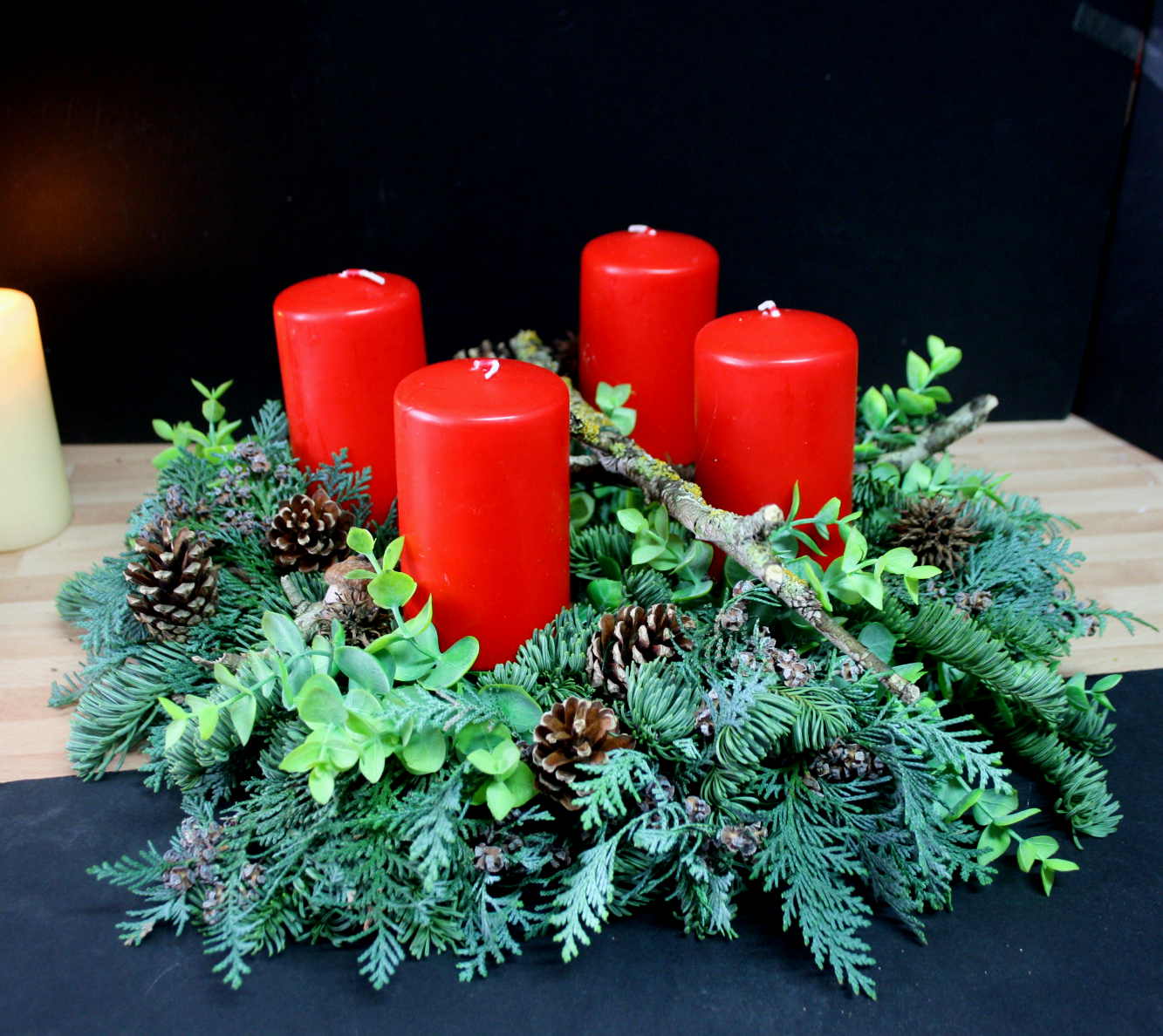 8007 Adventskranz frisch Eukalyptus und Zapfen