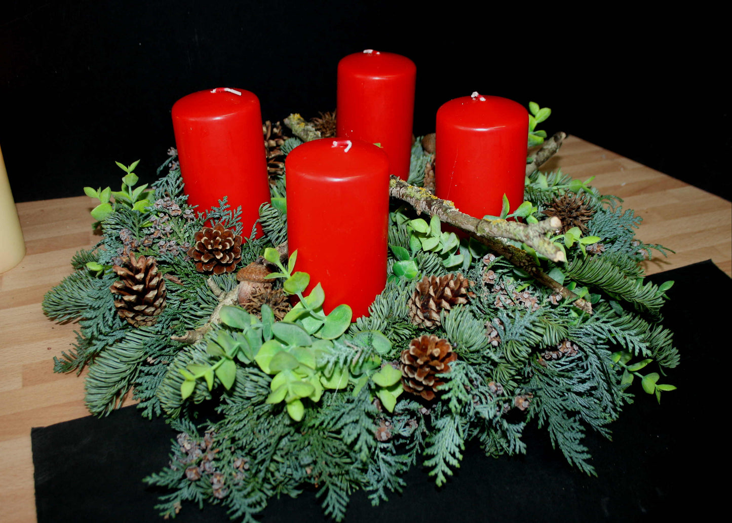 8007 Adventskranz frisch Eukalyptus und Zapfen