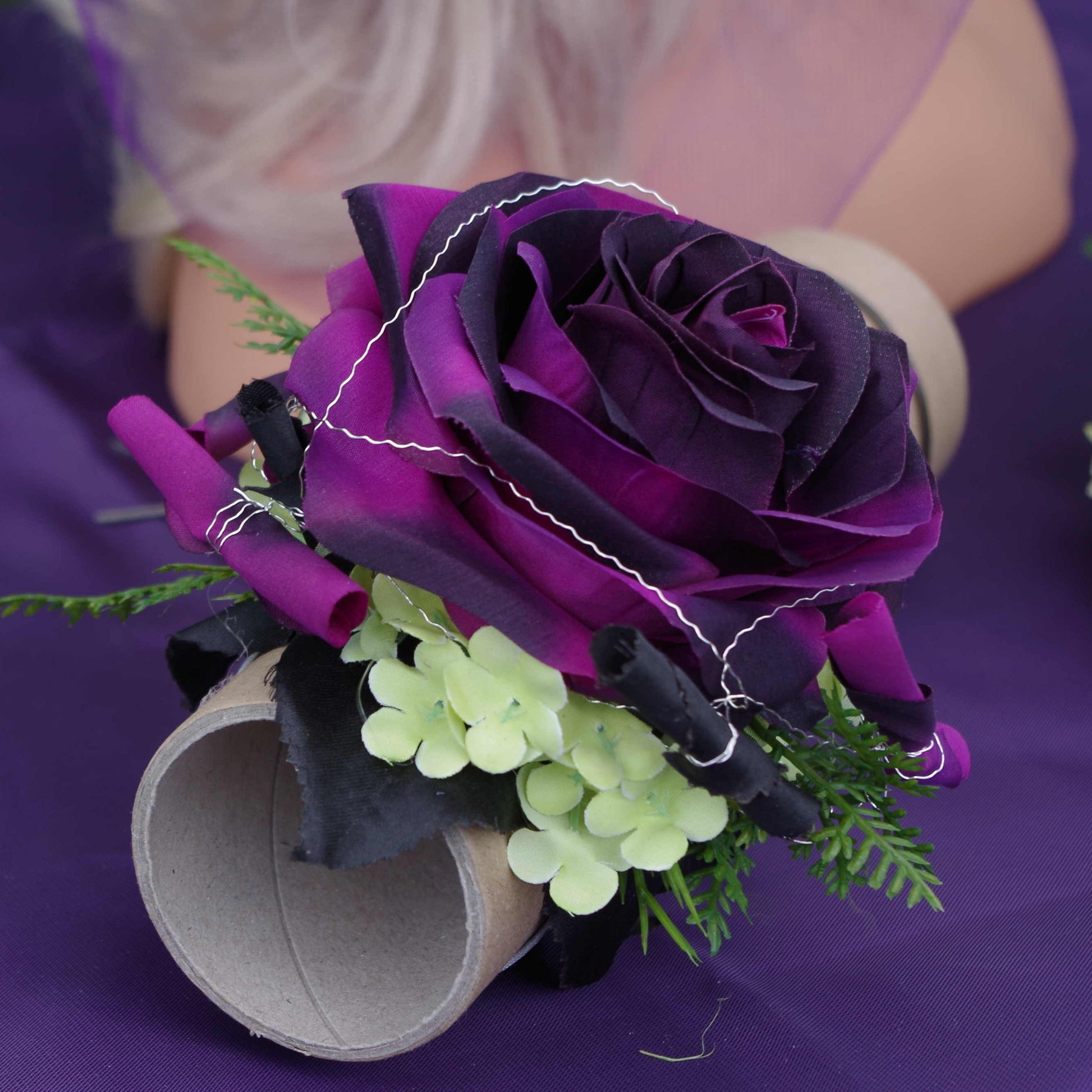 1096 Handegelenk Armrose lila schwarz