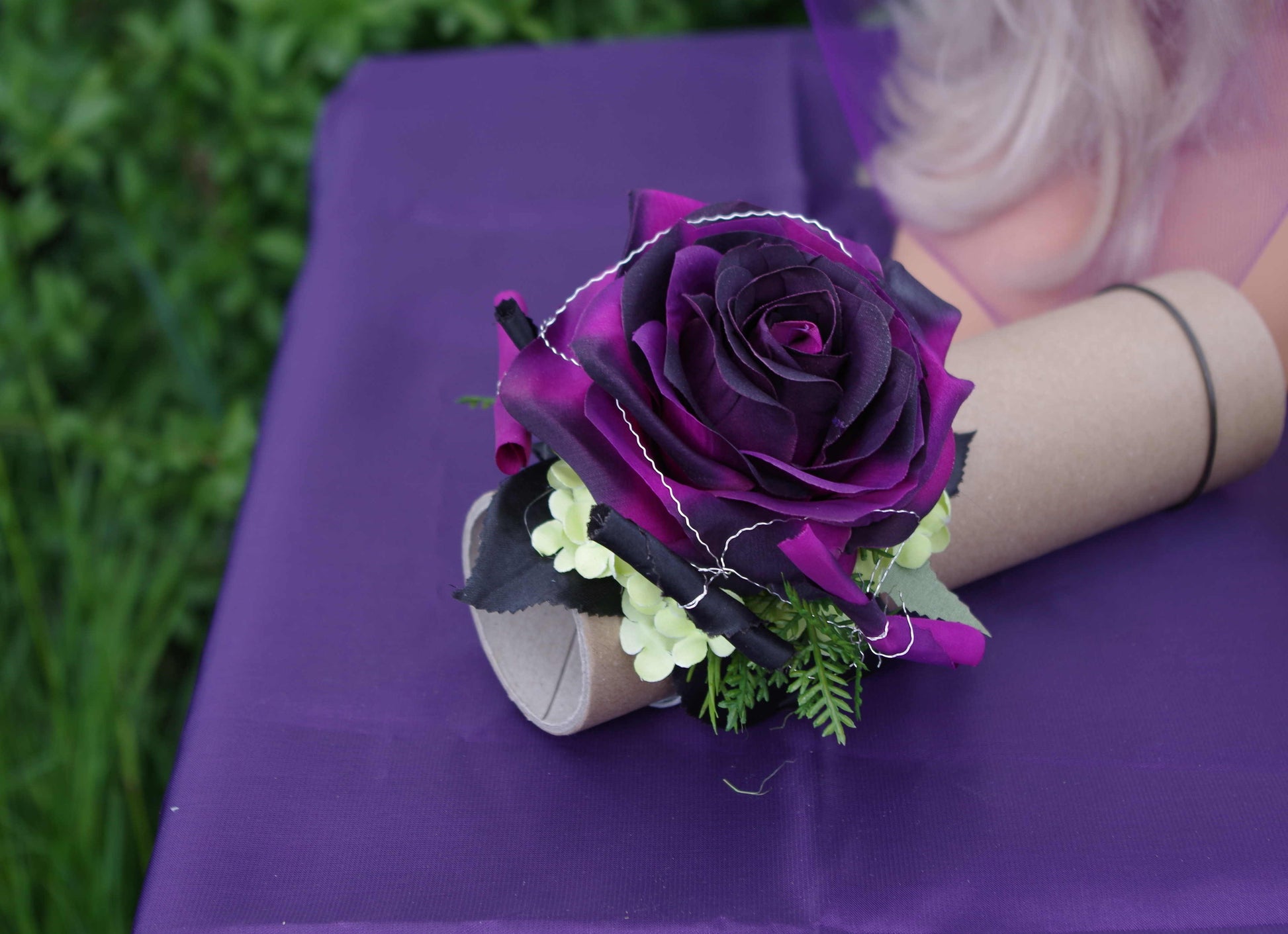 1096 Handegelenk Armrose lila schwarz