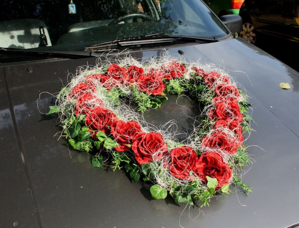 Autoherz offen Rosen im Sisal