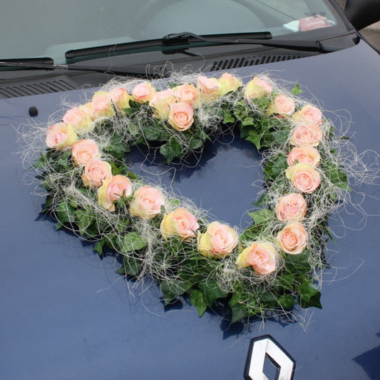 Autoherz offen Rosen im Sisal