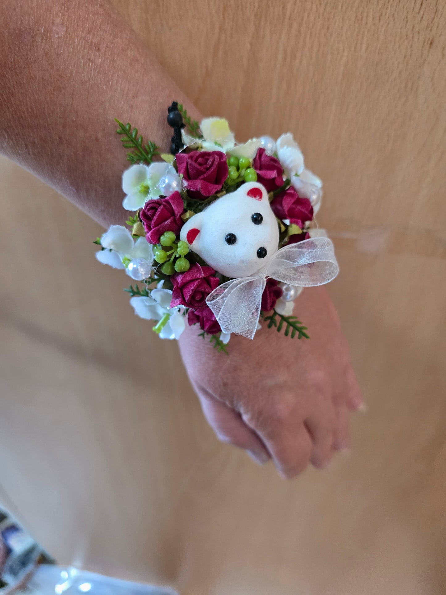 1093a Handgelenkstrauss Bärenkopf mit Rosen und Hortensien
