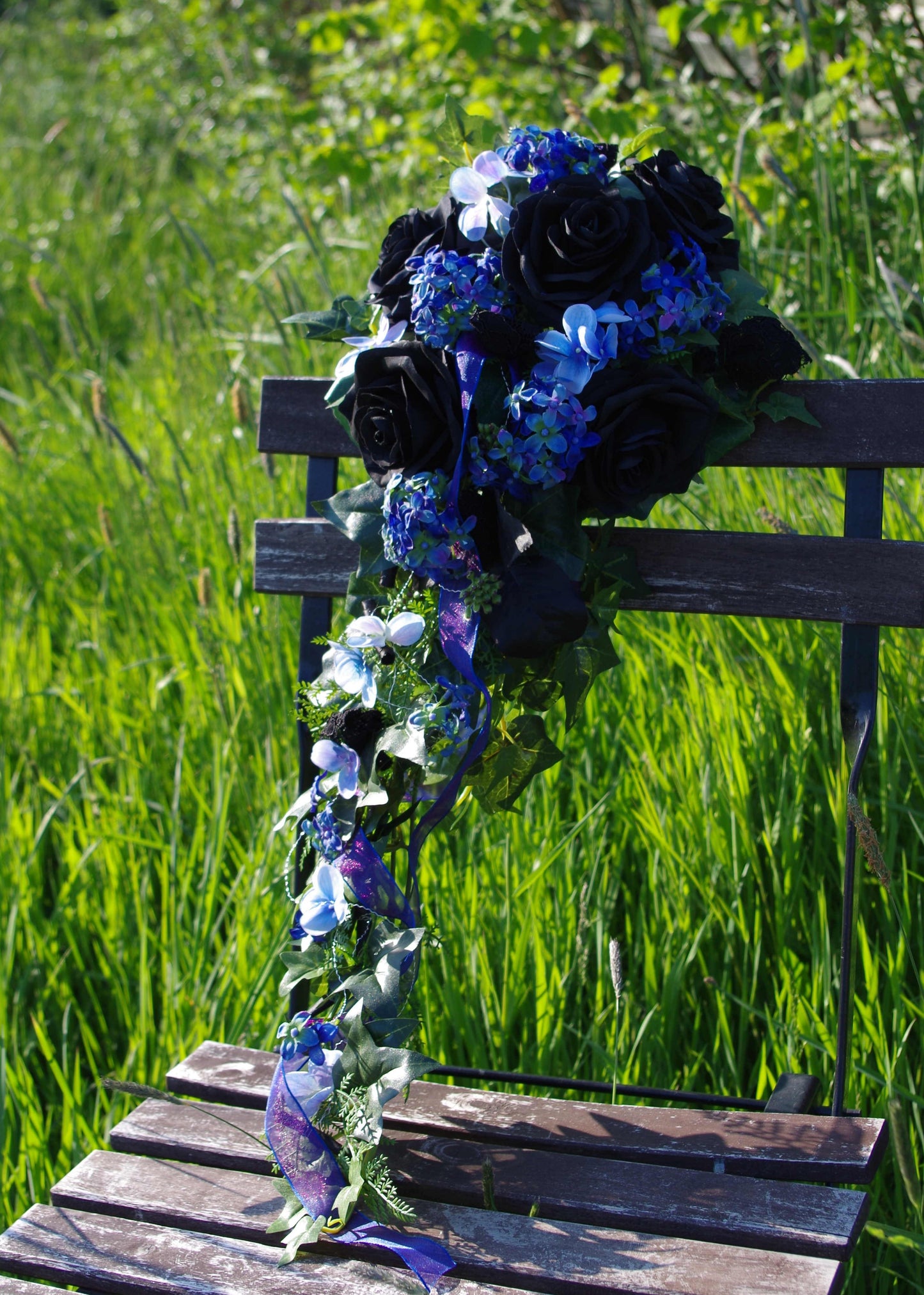 1066 Brautstrauss blaulila schwarz