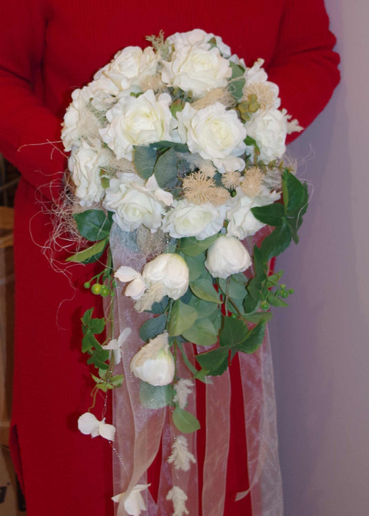 1047 Brautstrauss Boho Wasserfall