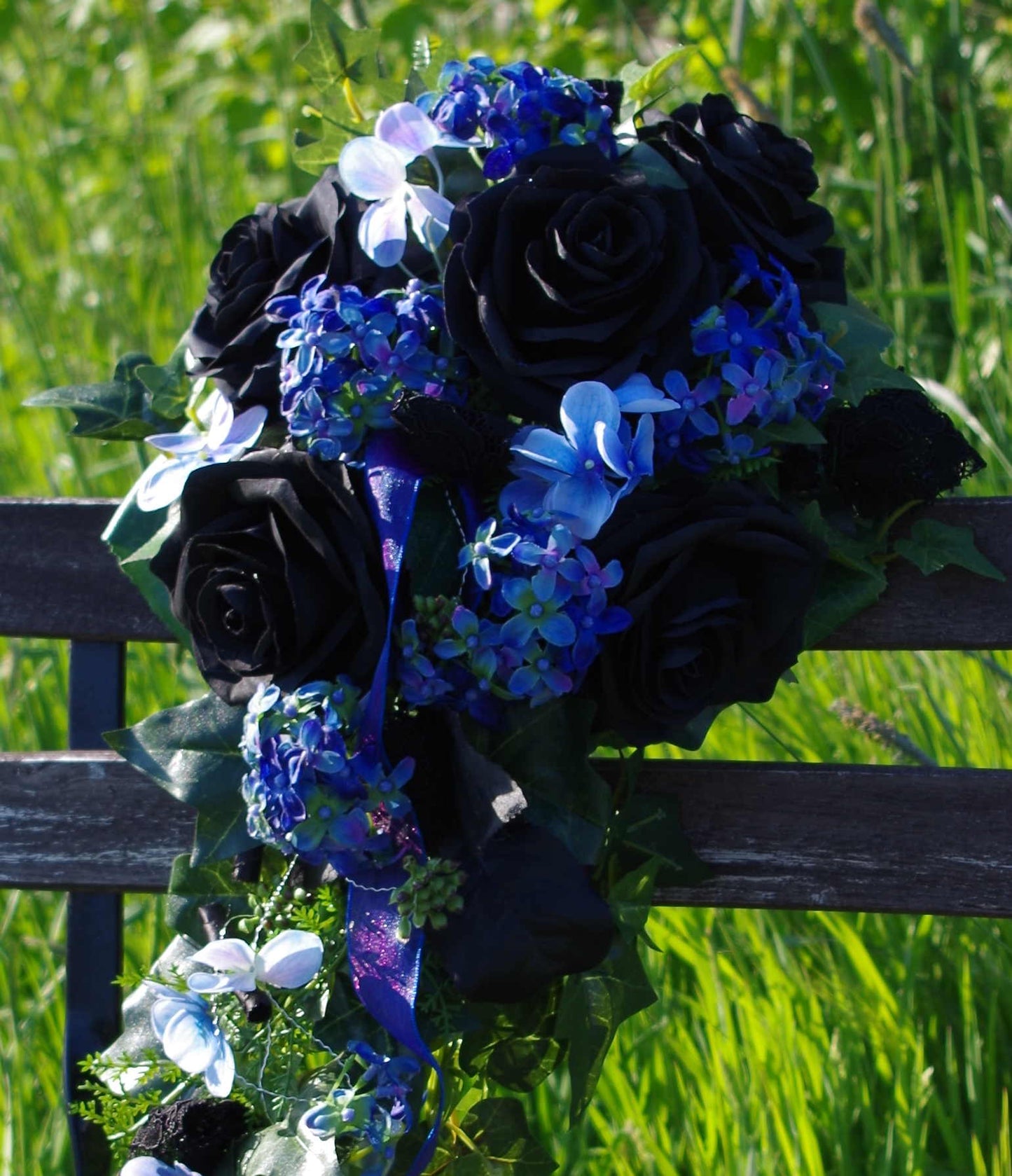 1066 Brautstrauss blaulila schwarz