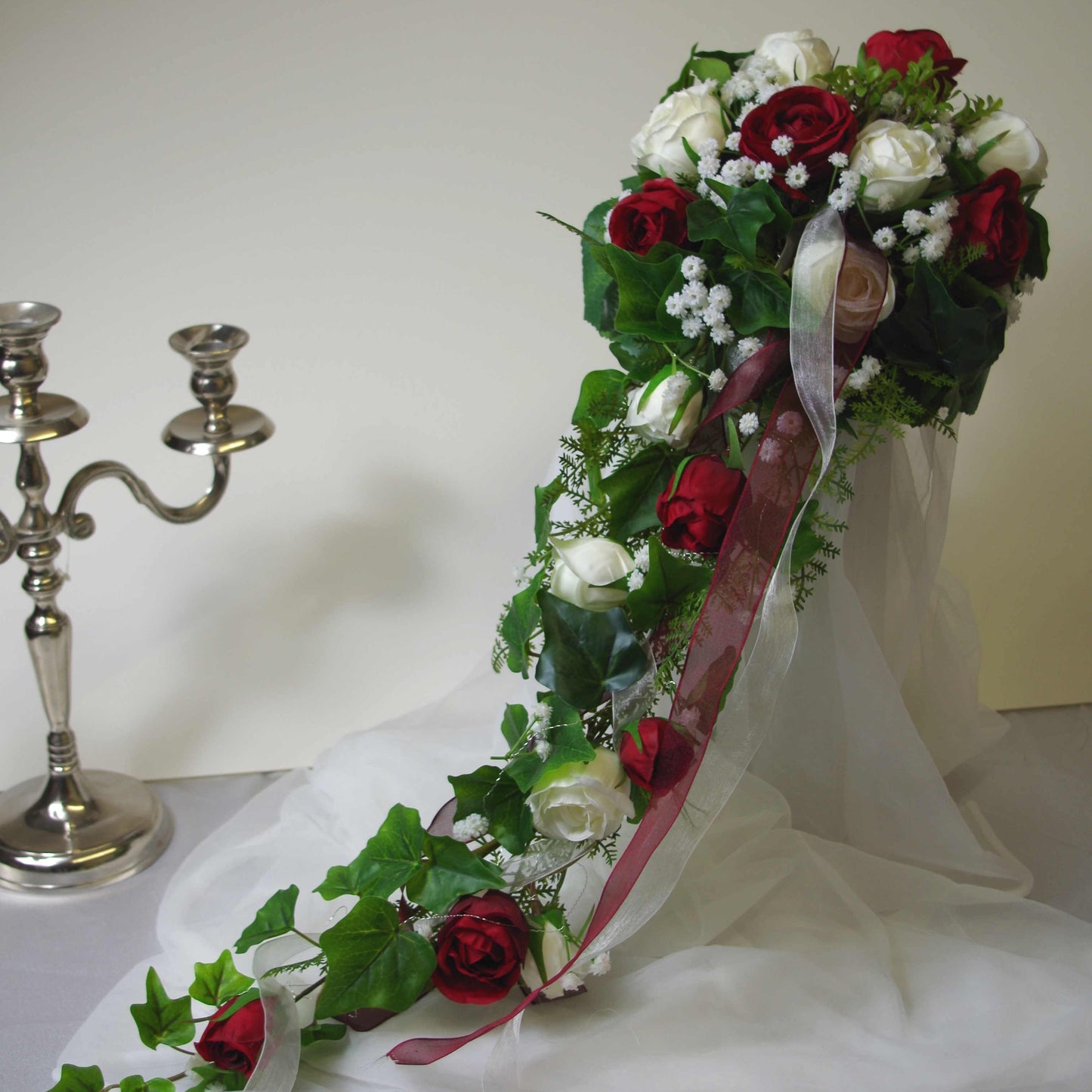 1045 Ramo de novia cascada rosas largo
