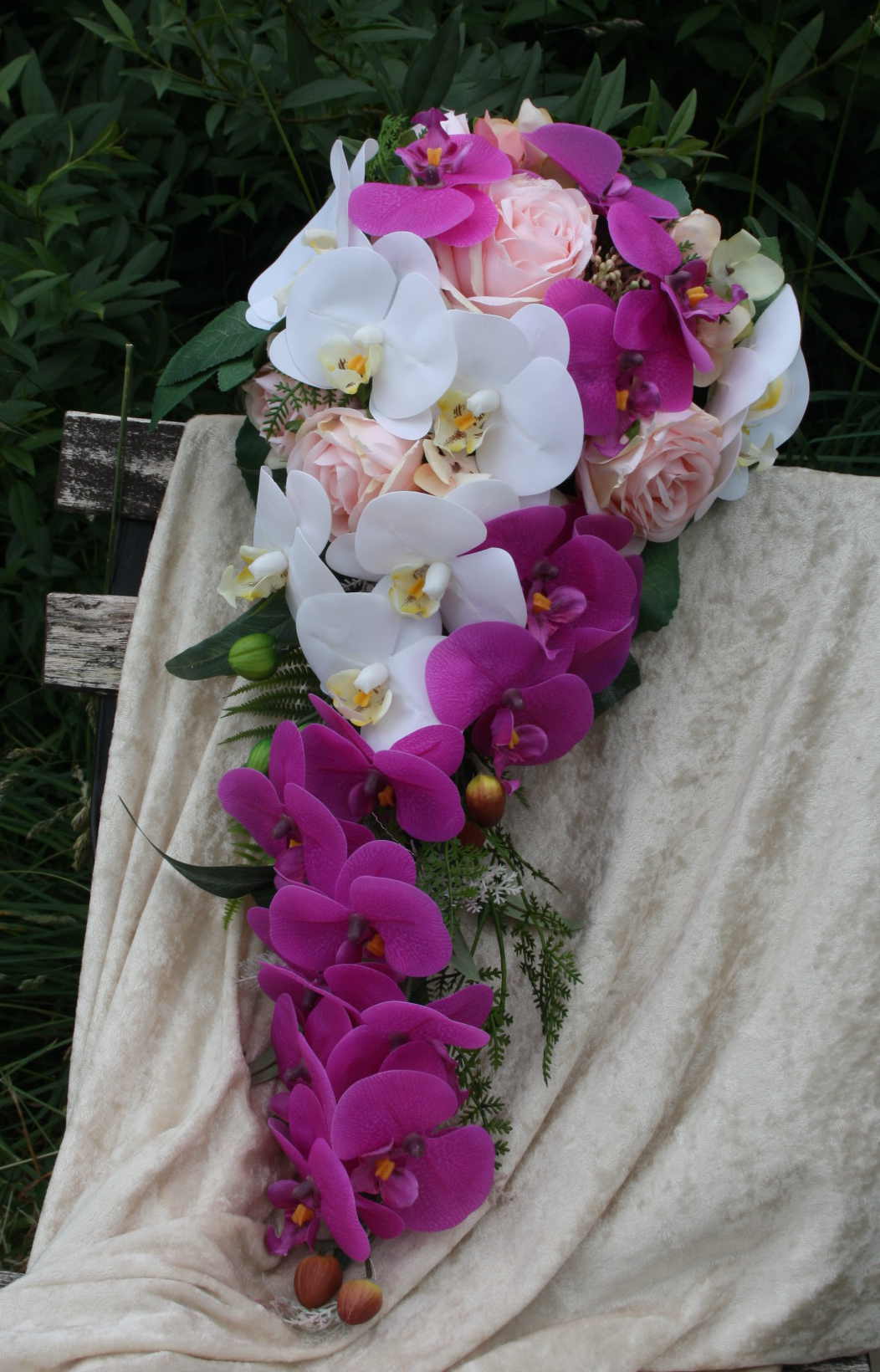 1053 Orchideenstrauss Sommertraum 2 verschiedene Orchideen mit Rosen