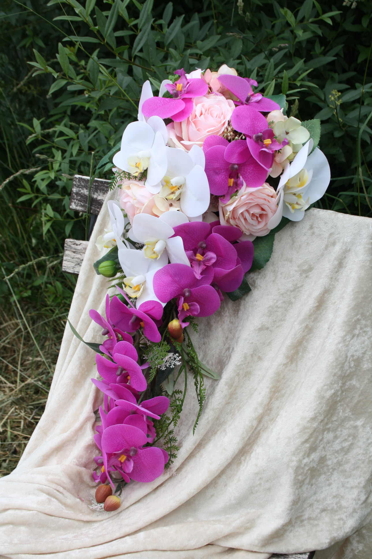 1053 Orchideenstrauss Sommertraum 2 verschiedene Orchideen mit Rosen