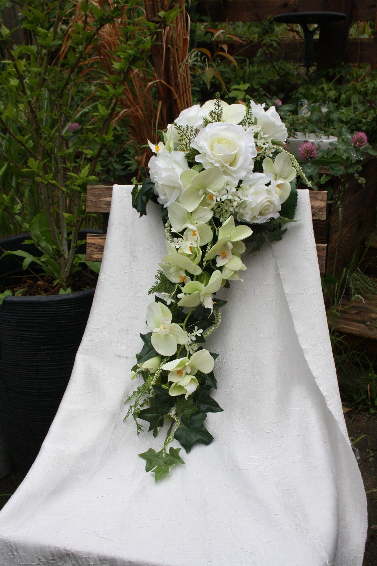 1052 Orchideenstrauss klassik mit Rosen und Perlen