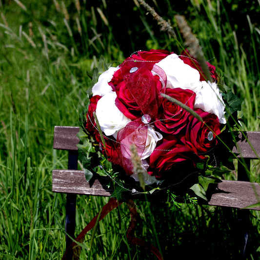 #1006  Brautstrauß rot/ weiß rundgebunden