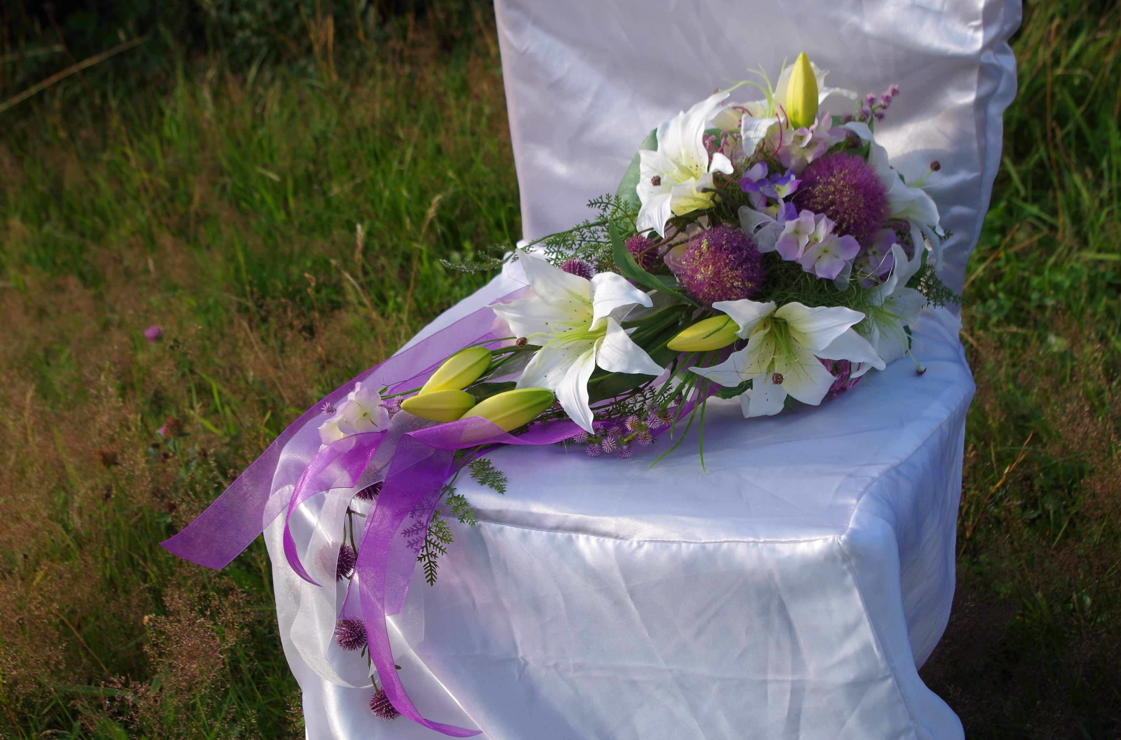 Lilienbrautstrauss Sommer mit flieder