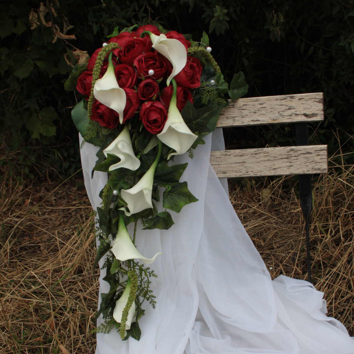 1035 Ramo de novia moderno de calas entrelazadas