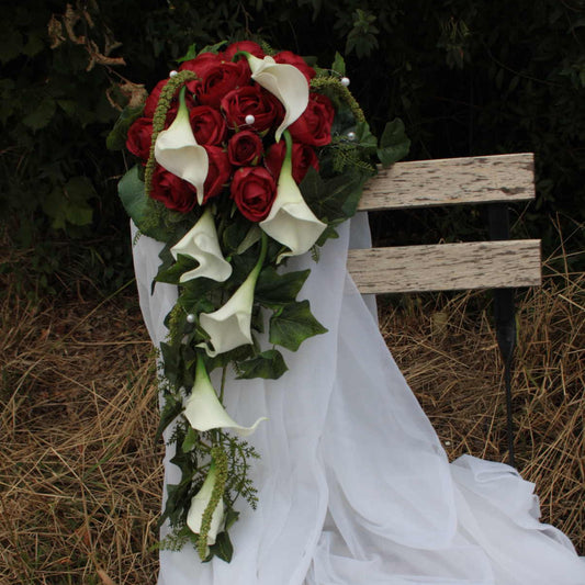 1035 Ramo de novia moderno de calas entrelazadas