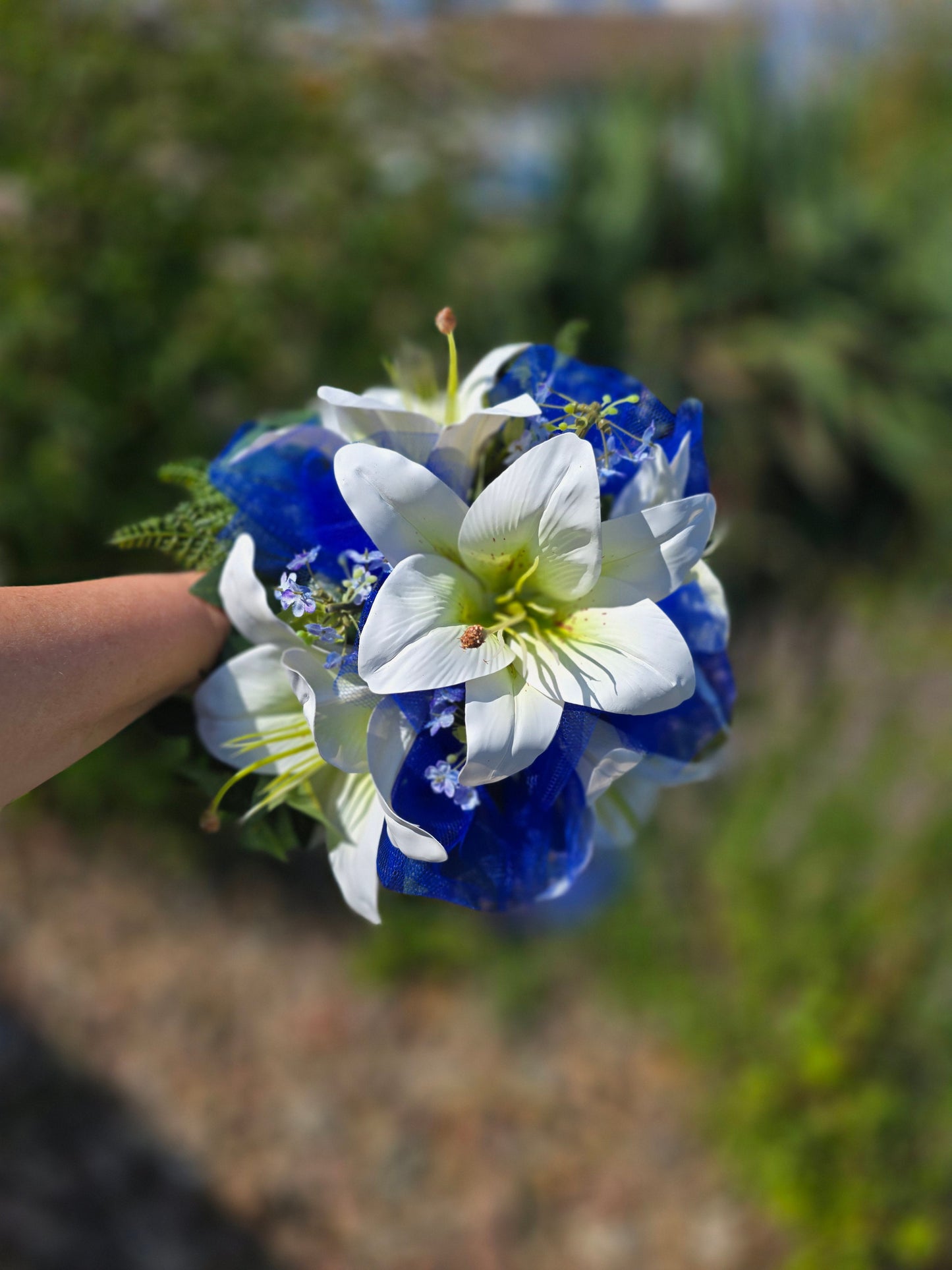 10543 Brautstrauss Lilien luftig mit Tüll und zarten Blüten in blau