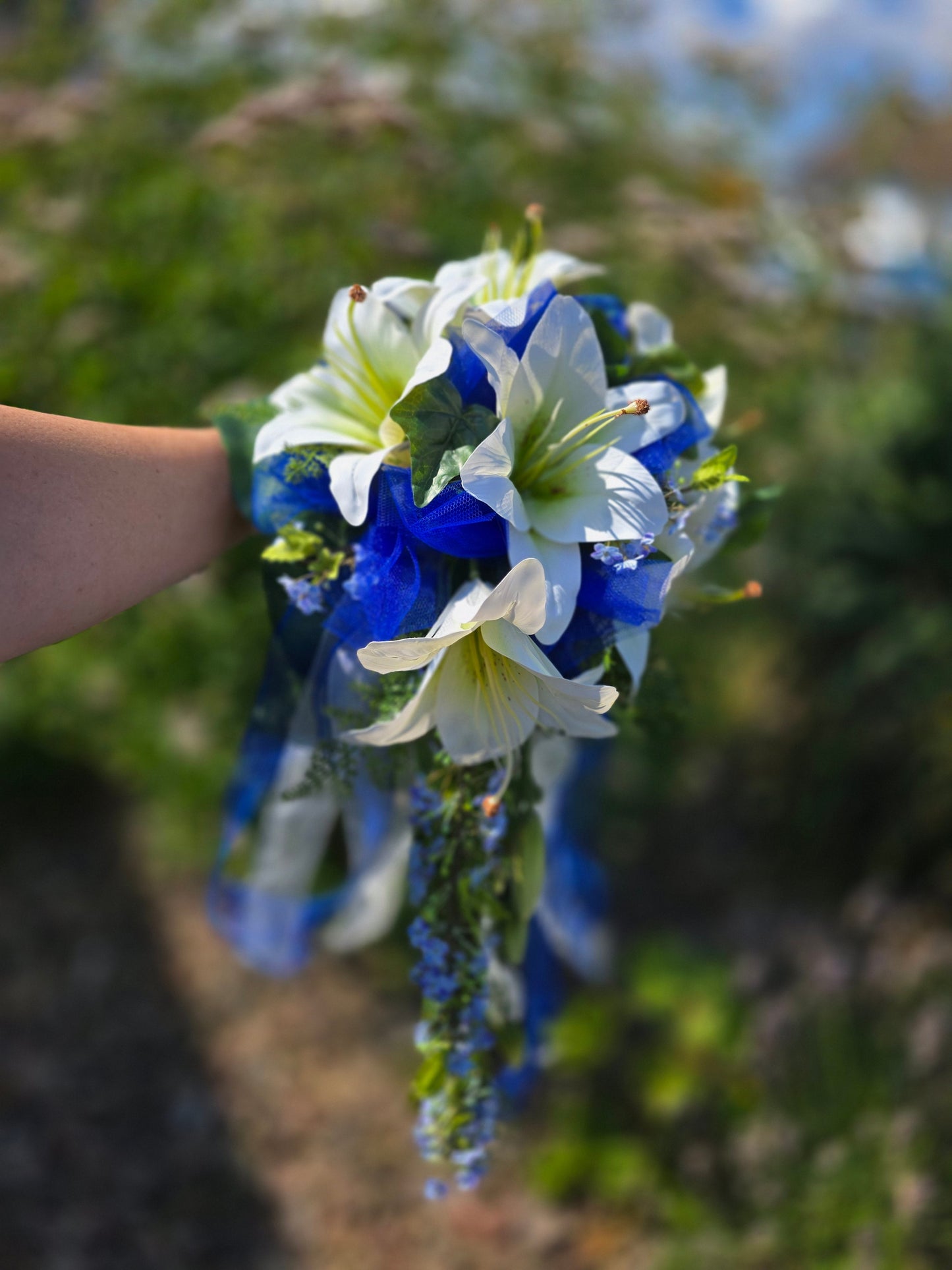 10543 Brautstrauss Lilien luftig mit Tüll und zarten Blüten in blau