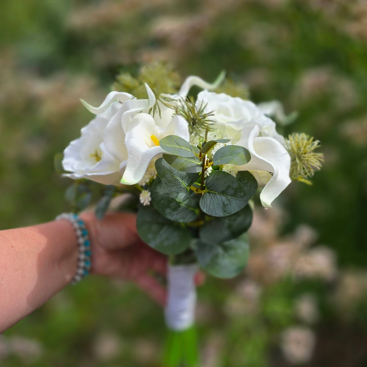 1002a Brautstrauss Lysianthus und Callasmit Eukalyptus