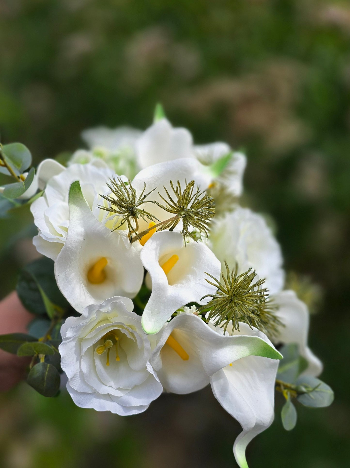 1002a Brautstrauss Lysianthus und Callasmit Eukalyptus