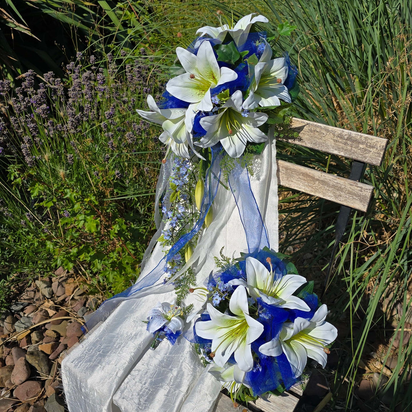10543 Brautstrauss Lilien luftig mit Tüll und zarten Blüten in blau