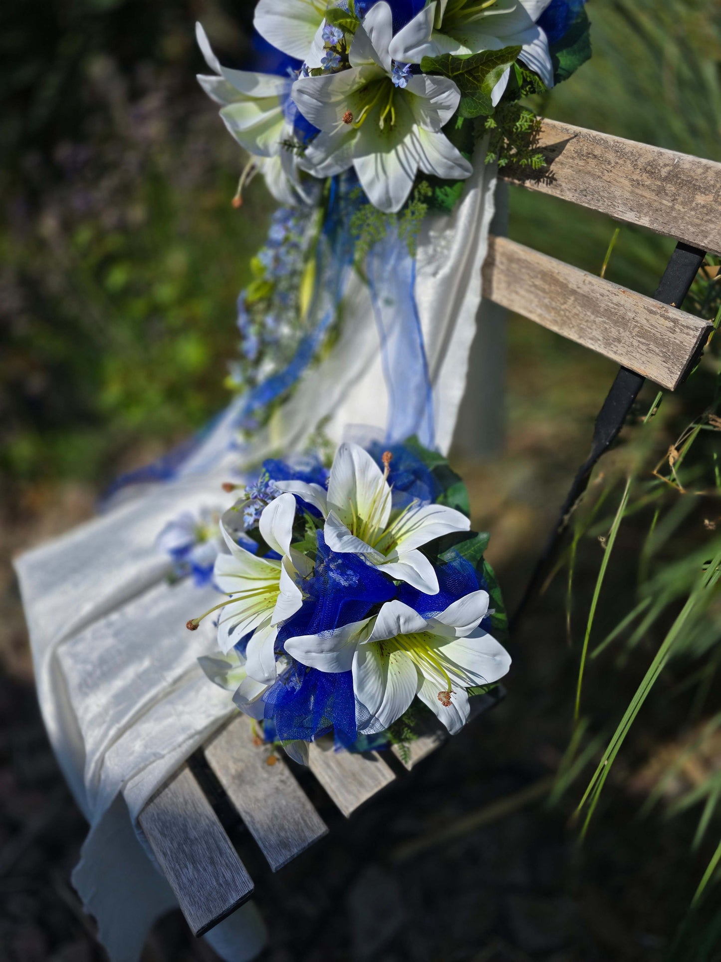 10543 Brautstrauss Lilien luftig mit Tüll und zarten Blüten in blau