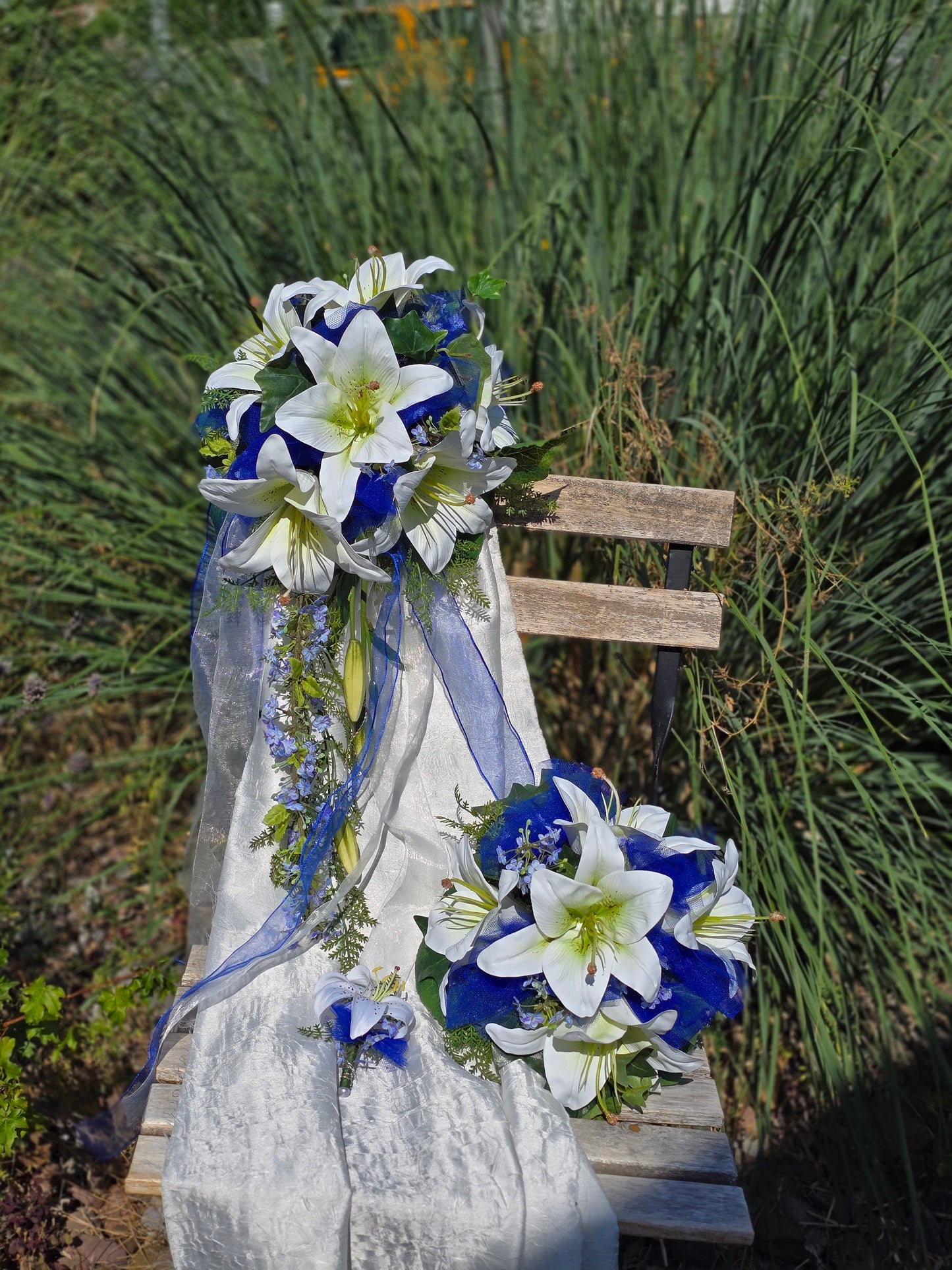 10543 Brautstrauss Lilien luftig mit Tüll und zarten Blüten in blau
