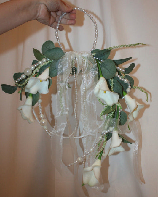10221 Ramo de novia, ramo redondo, cala, muchas perlas