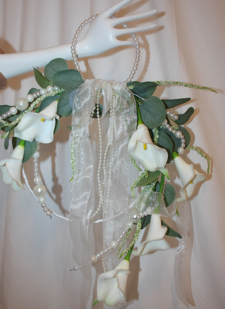 10221 Ramo de novia, ramo redondo, cala, muchas perlas