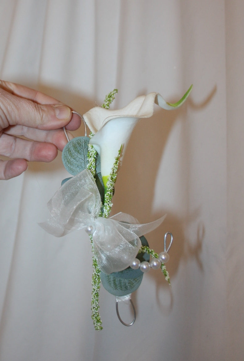 Handgelenkstrauss Calla Perlentraum