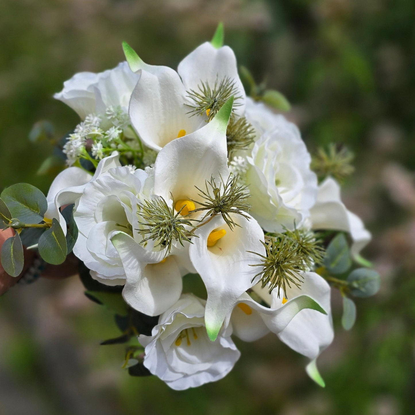 1002a Brautstrauss Lysianthus und Callasmit Eukalyptus