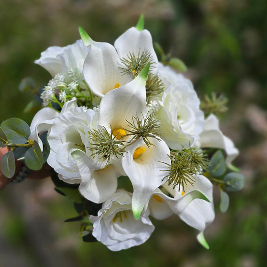 1002a Brautstrauss Lysianthus und Callasmit Eukalyptus