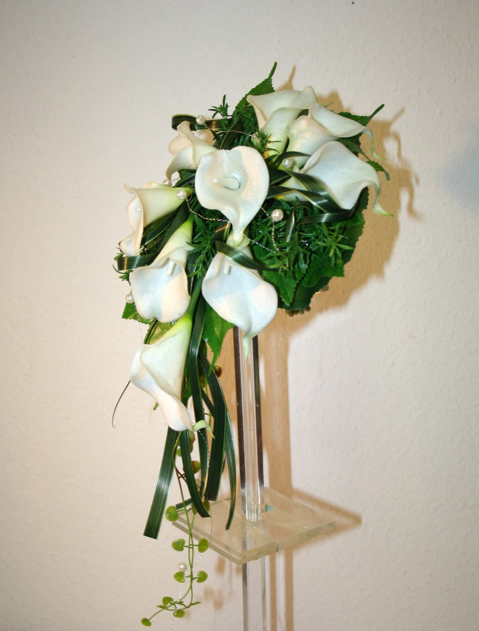 1027 Brautstrauss Callas mit Gras