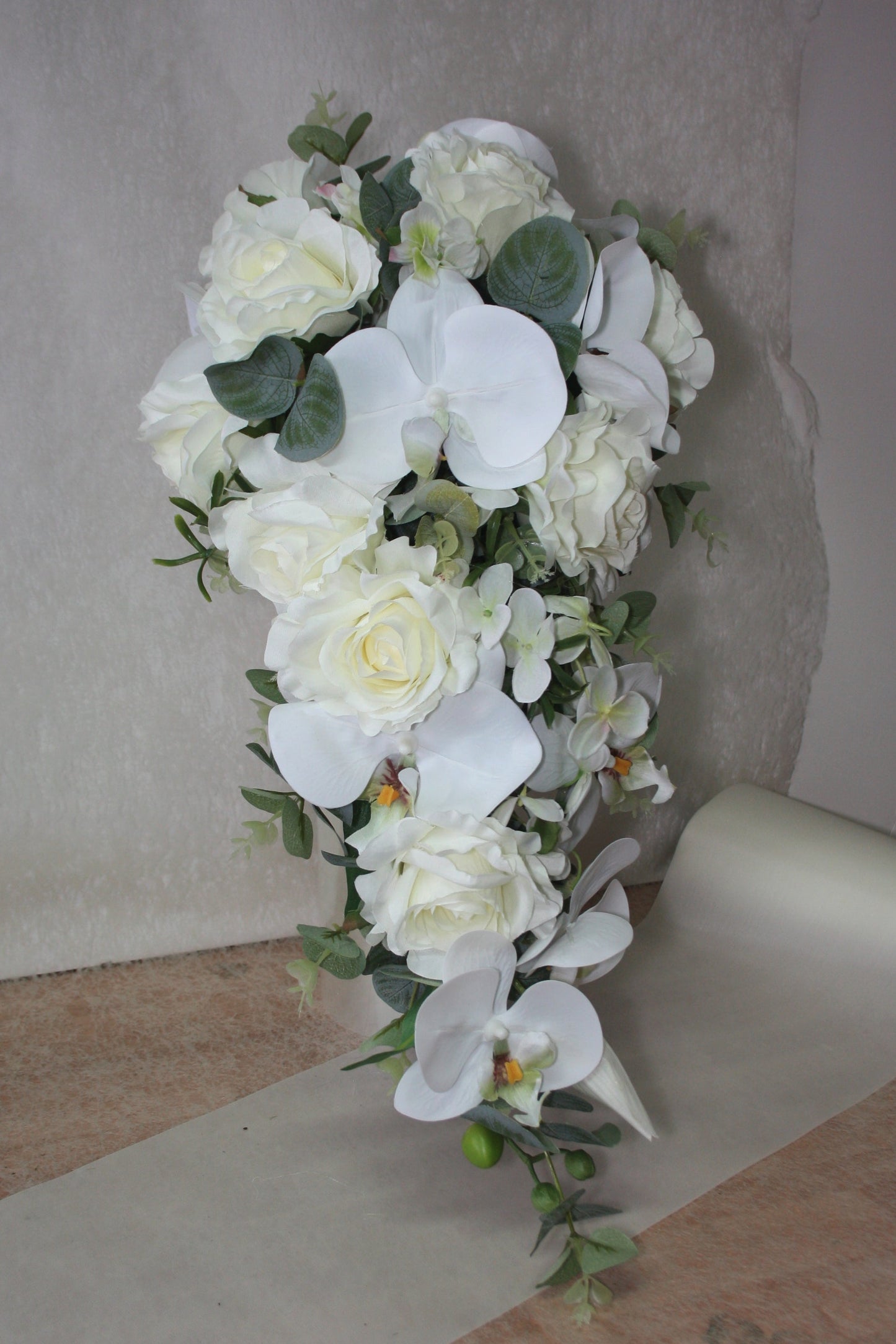 1049a  Brautstrauss Orchideen mit Rosen und Eukalyptus