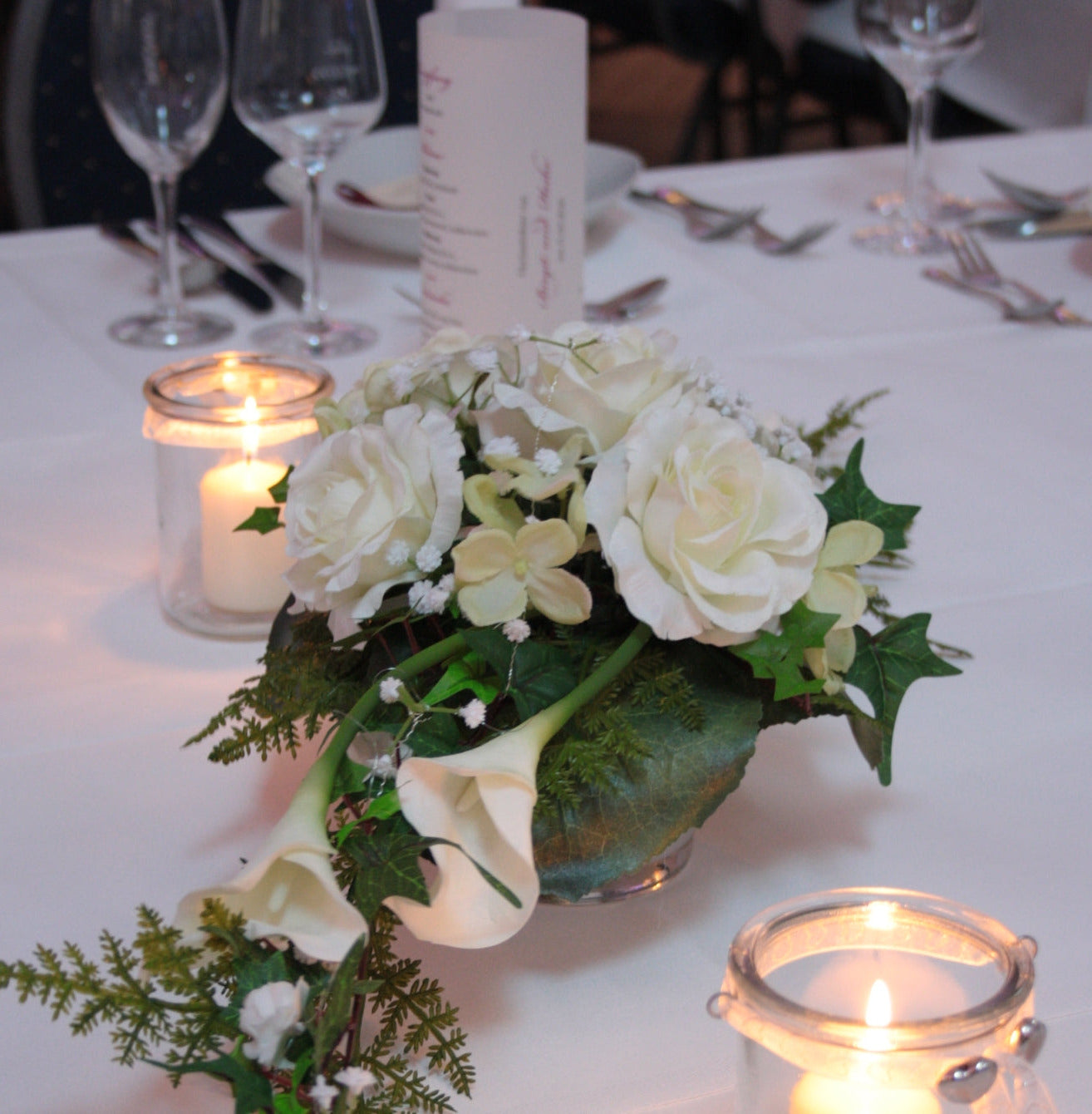 Langes Gesteck Pokal Rosen und Callas