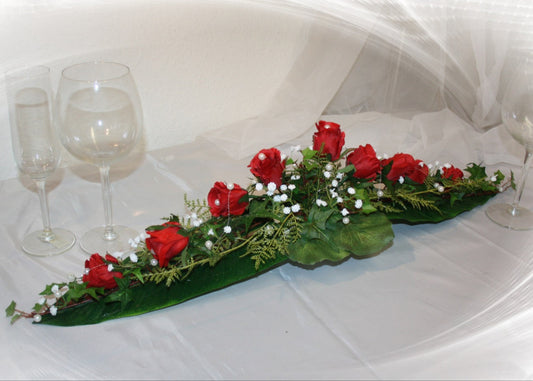 3046 Gesteck Linie rotweiss