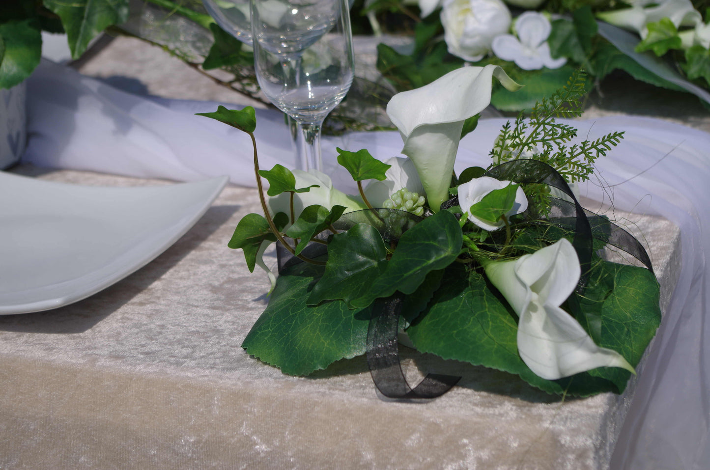 #3008 kleines Gesteck Callas und Rosen Linie