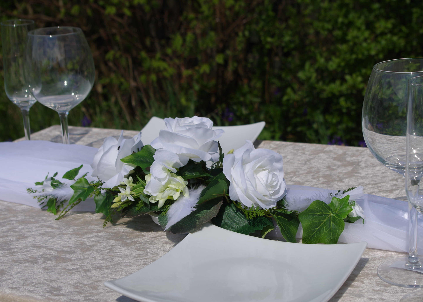 #3054 kleines Gesteck Rosen und Federn