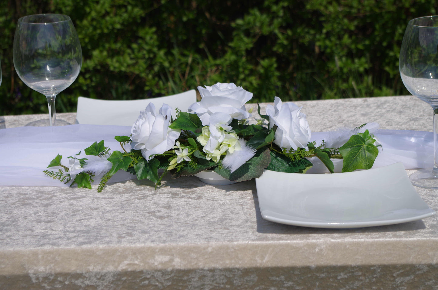 3054 kleines Gesteck Rosen und Federn