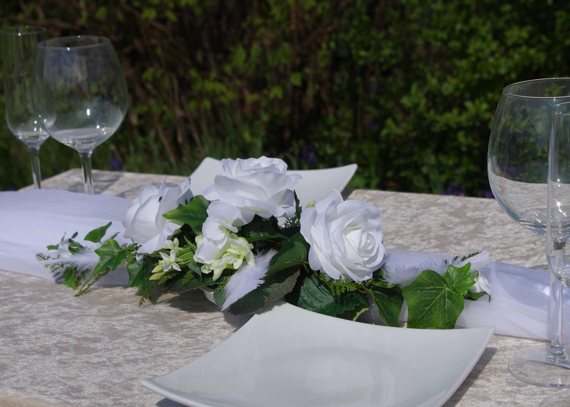 3054 kleines Gesteck Rosen und Federn