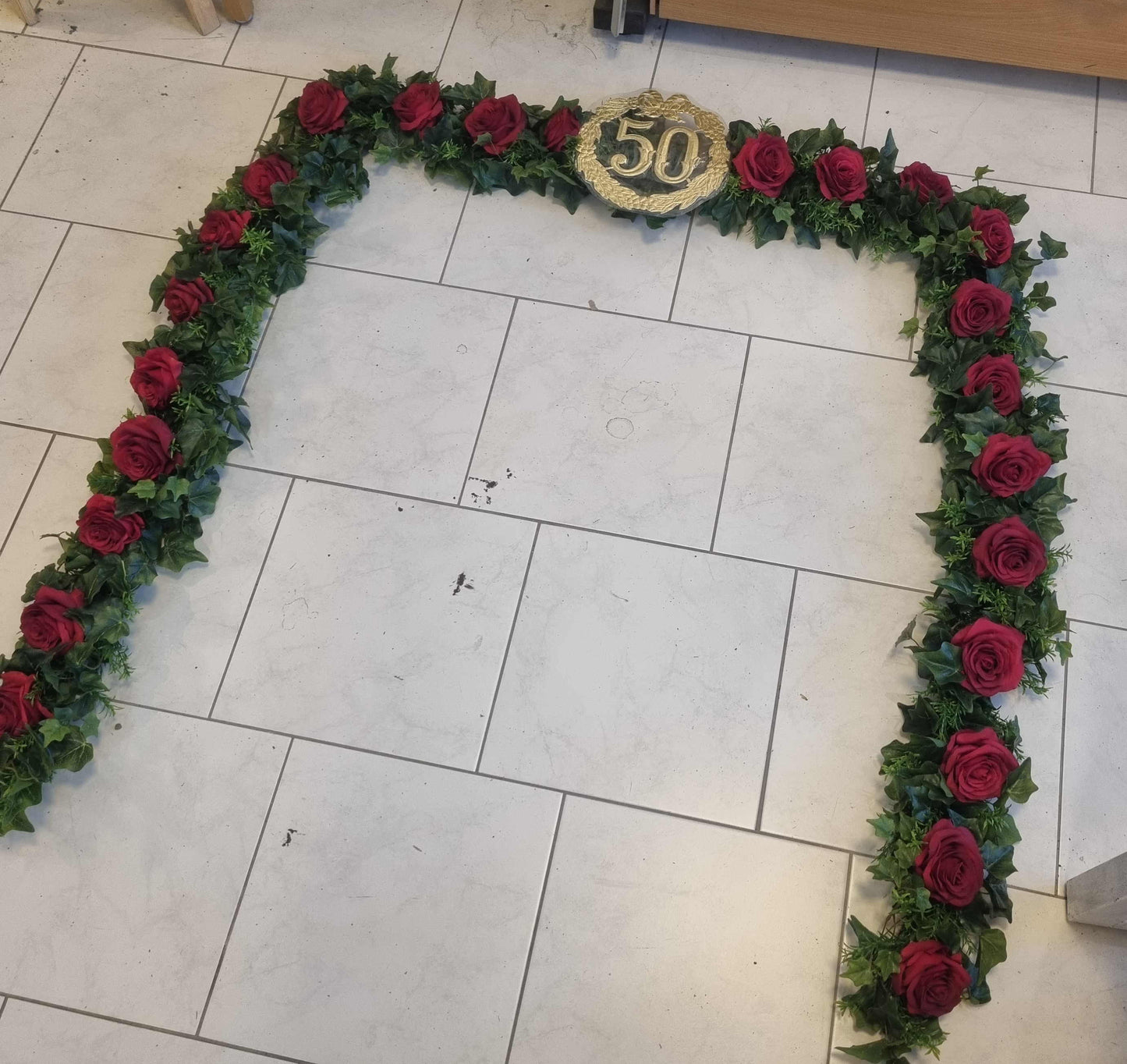 Girlande rot für goldene Hochzeit