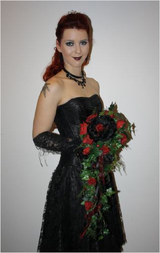 1064 Brautstrauss Gothic Wasserfall lang