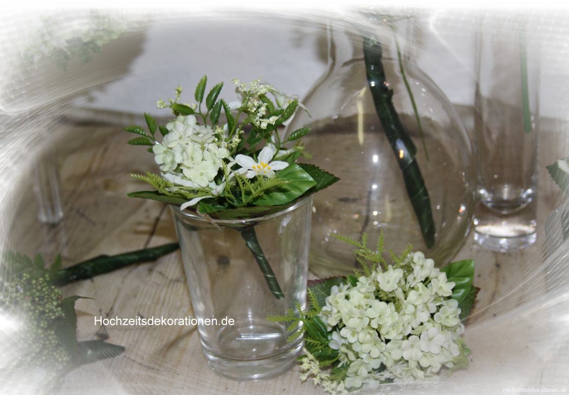 kleine Str„uáe Gartenhochzeit