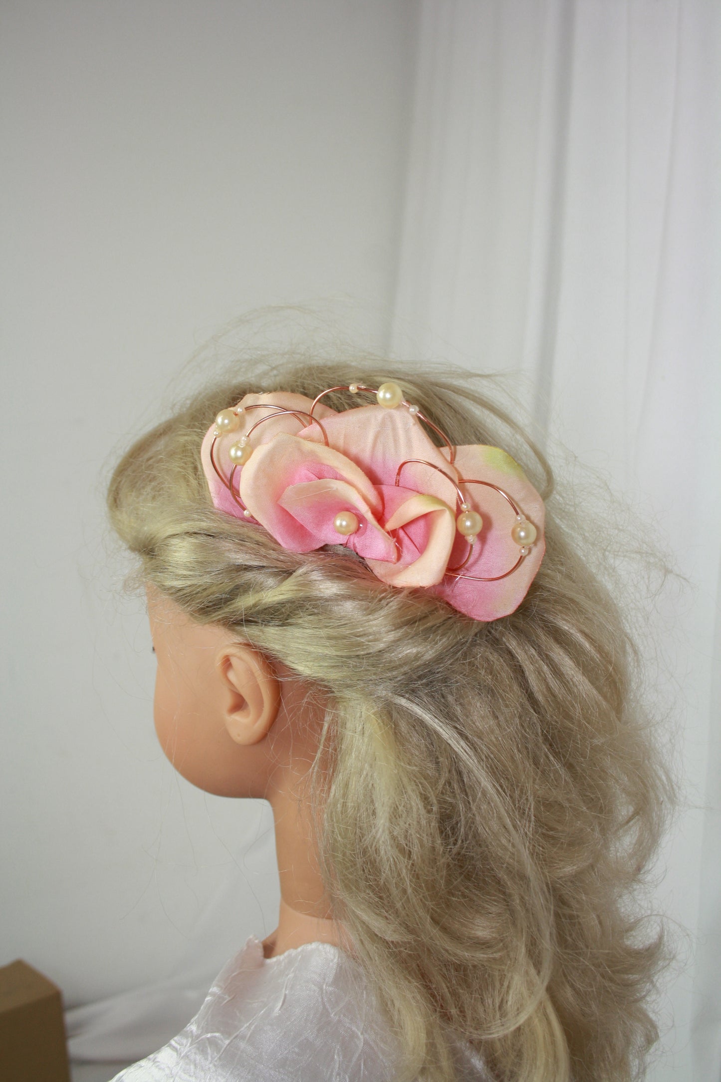 40051 Haarkamm zarte Rosenblüten lachs/apricot mit Draht& Perlen